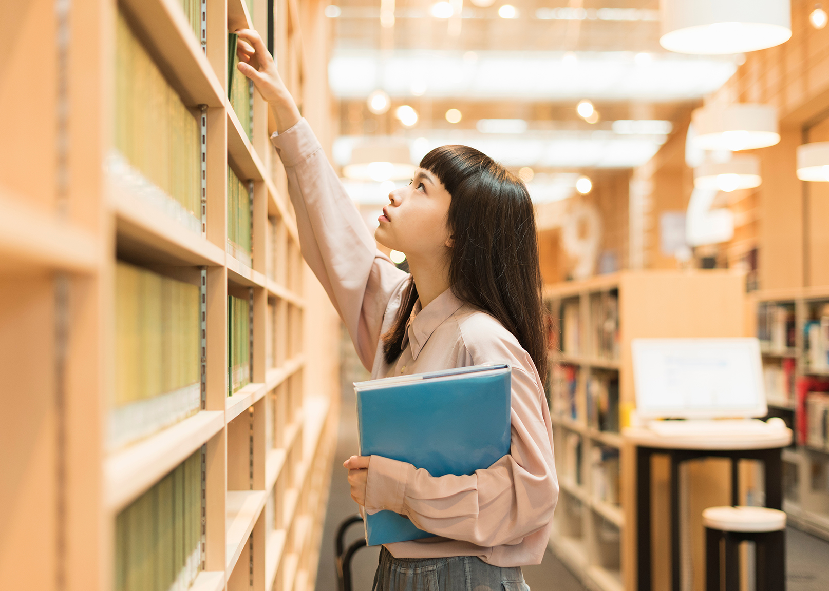 図書館と生徒の写真